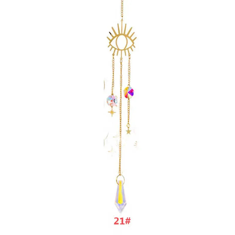 Pendentif de soleil en cristal d'or avec des charms pendus et une goutte de cristal clair.