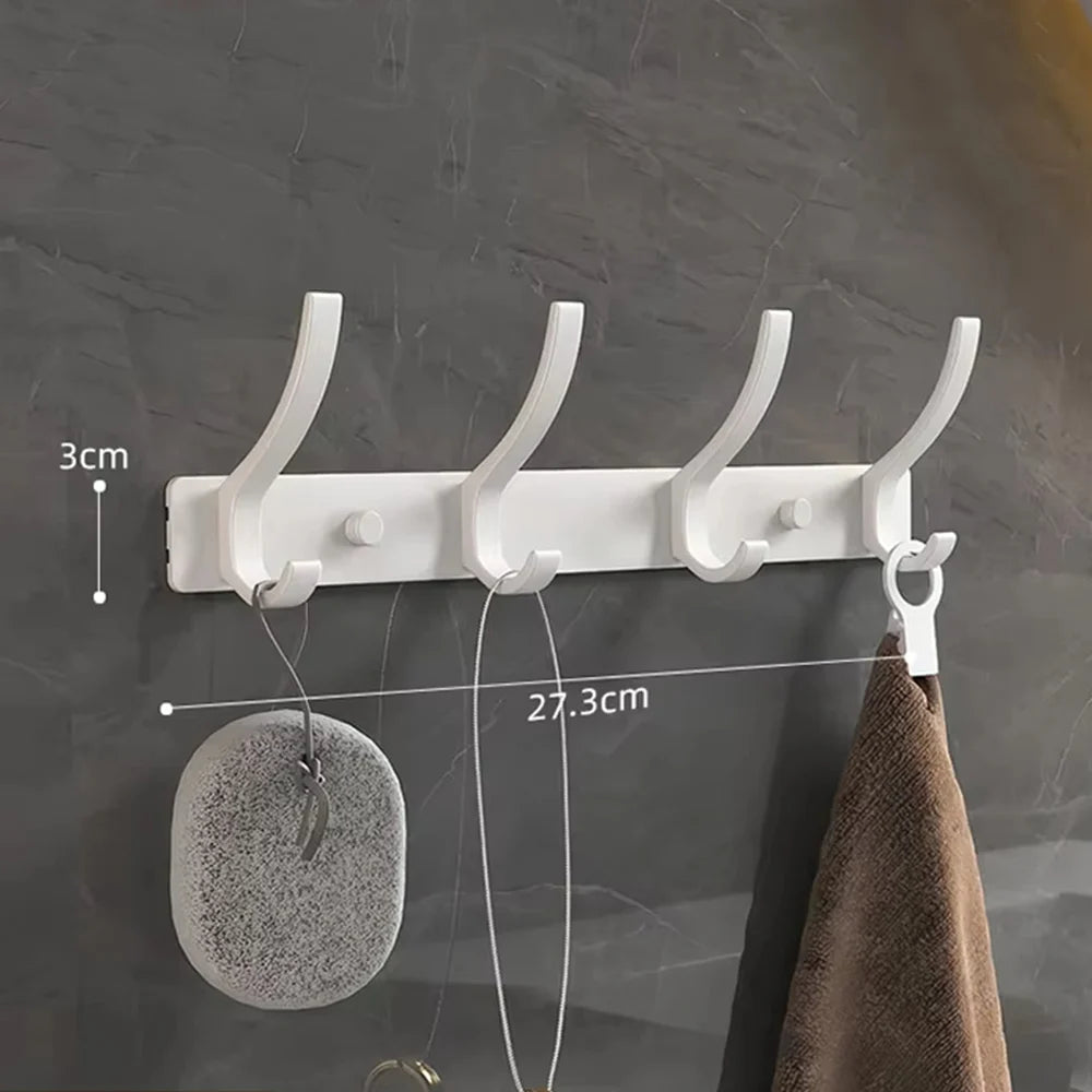 Percha de pared blanca y resistente con seis ganchos en una pared gris, con un perchero redondo de color gris.