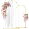 Elegante goldene Metallbogenkonstruktion mit durchscheinendem weißem Draperie und Blumenarrangements für Partydekoration