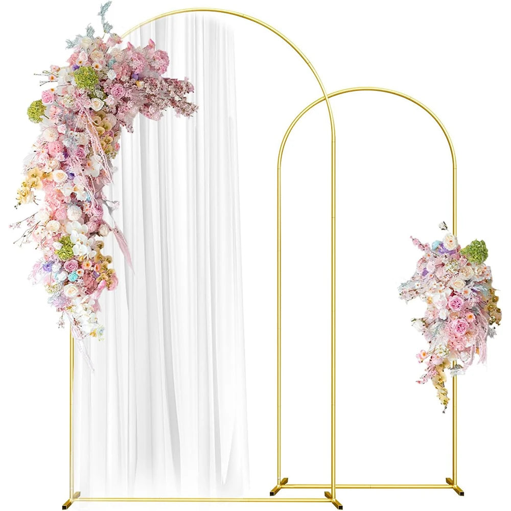 Elegante goldene Metallbogenkonstruktion mit durchscheinendem weißem Draperie und Blumenarrangements für Partydekoration