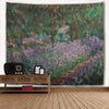 Une tenture murale en tapisserie représentant un paysage vert luxuriant avec des fleurs et des arbres violets.