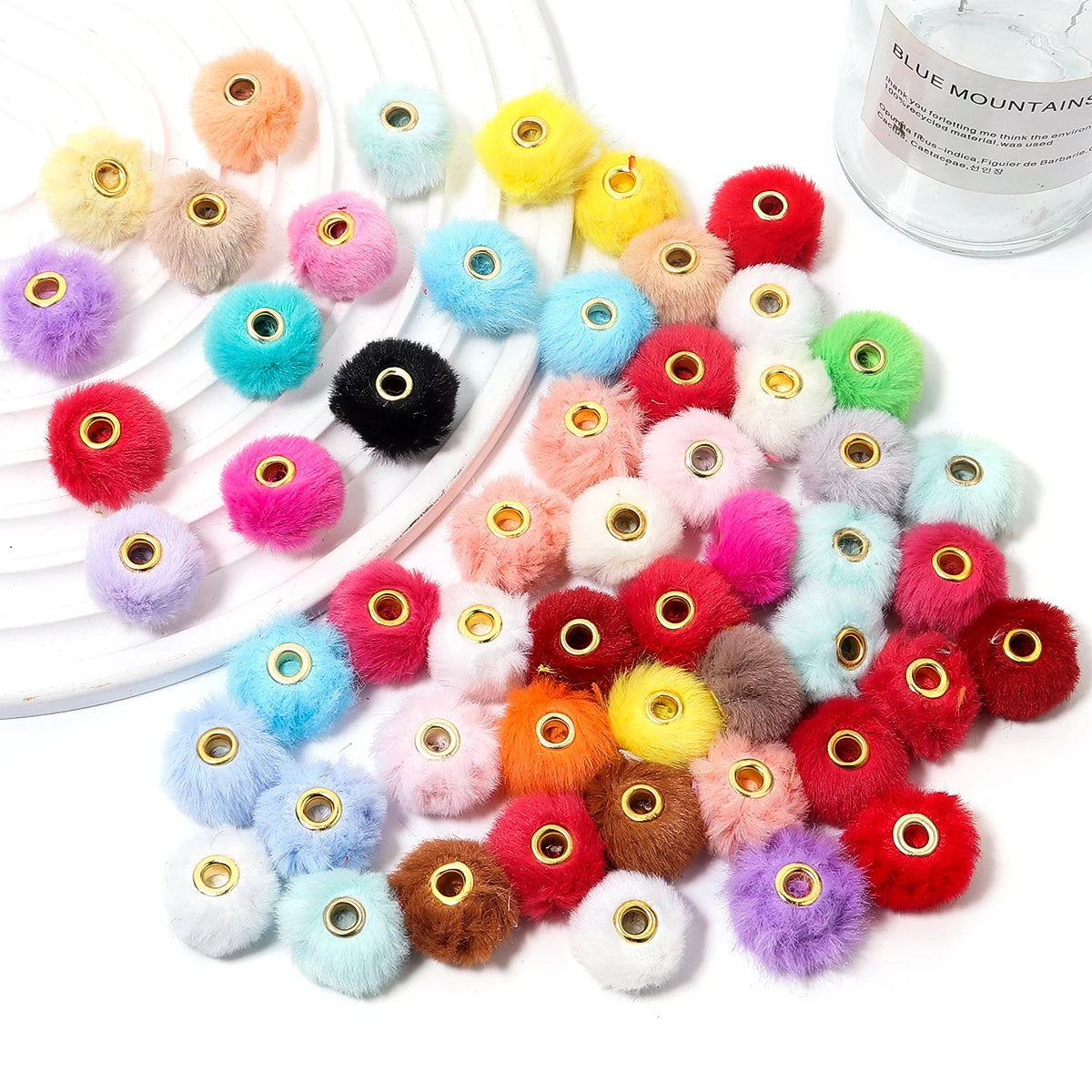 Collection de perles en peluche colorées, avec des tons rose, jaune, vert et violet.