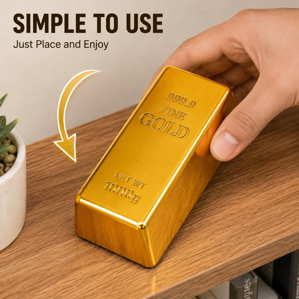 Una mano sostiene un pesabolas de oro con el texto 999.9 GOLD PURO y NETO de 1000g sobre una superficie de madera.