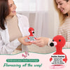 Eine Frau hält eine rote Flamingo-Häkelpuppe, die positive Gefühle und emotionale Unterstützung demonstriert.