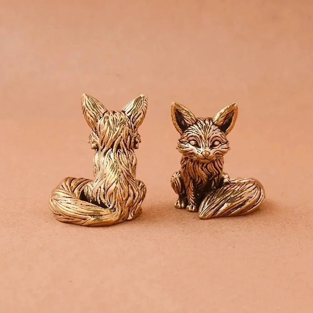 Sculpture de renard en laiton artisanal, ornement de bureau dans une teinte bronze naturelle.