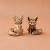 Sculpture de renard en laiton artisanal, ornement de bureau dans une teinte bronze naturelle.