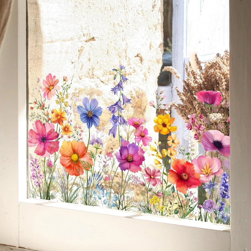 Nahaufnahme von zweisitzigen dekorativen Schmetterlings-Wandstickern mit farbenfrohen Wildblumen- und Blumenmotiven.
