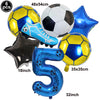 Un set de six ballons de soccer et un ballon numéro cinq bleu avec des décals de football.