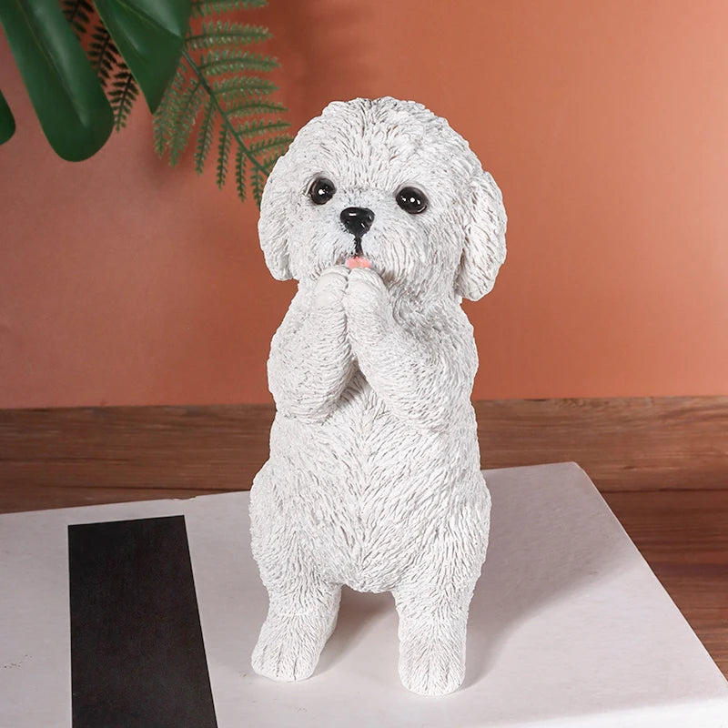 Statue de chien en résine blanche décorative à texture duveteuse, posée sur une surface blanche devant un mur orange.