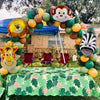 Arche de ballons colorés avec des lions, des zèbres et de la végétation tropicale pour un événement.