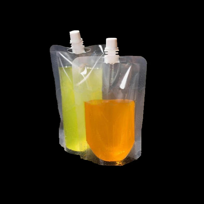 Bolsas de plástico transparente con líquidos amarillos y anaranjados y tapas blancas de rosca