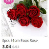 Un bouquet de trois roses rouges fausses sur fond blanc avec une étiquette de 56% de réduction.