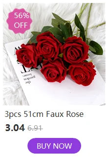 Un bouquet de trois roses rouges fausses sur fond blanc avec une étiquette de 56% de réduction.