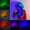 شخص يحمل مروحة ضوئية حريرية LED قابلة للطي، تعرض أنماط ألوان مختلفة تشمل الأخضر والبرتقالي والأزرق.