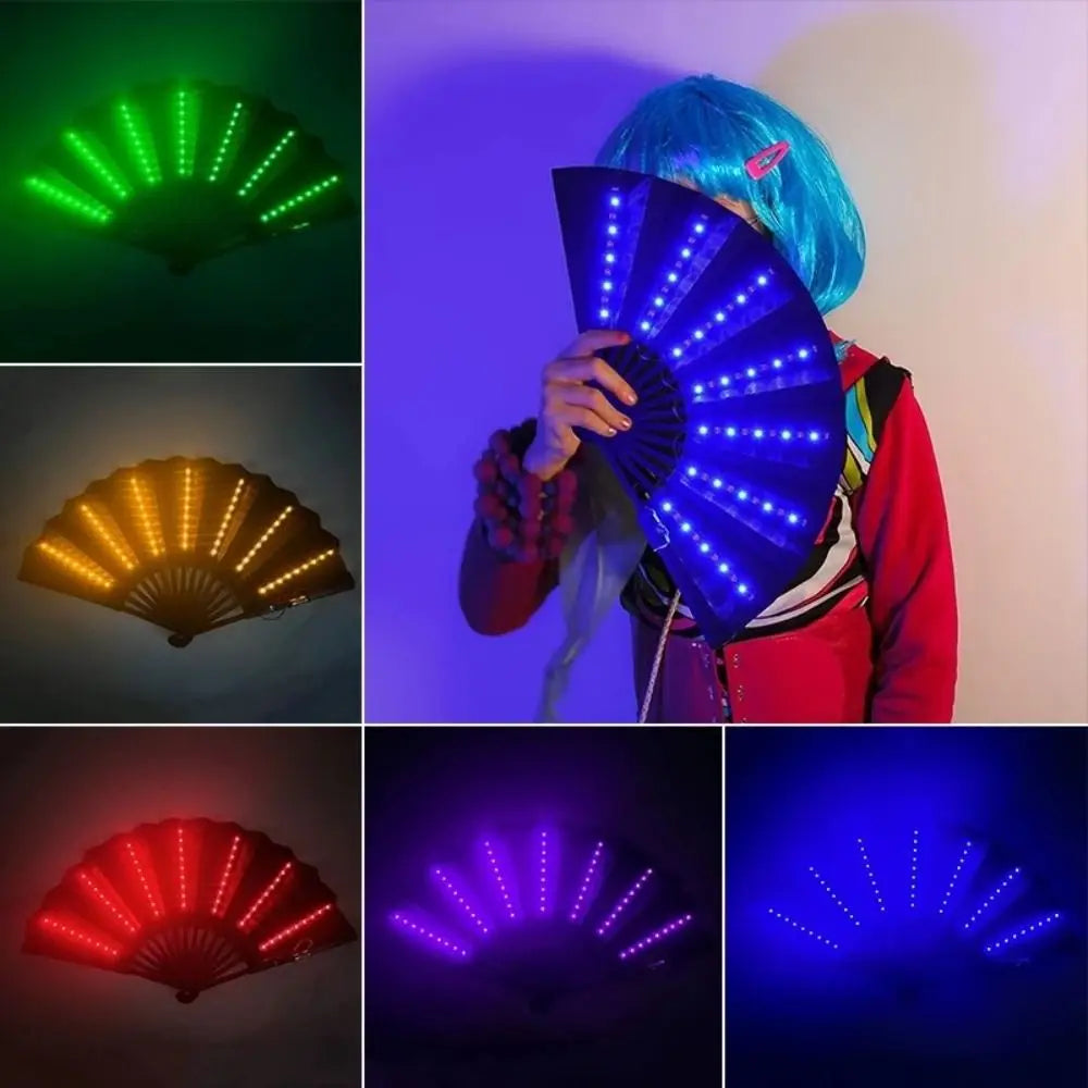 شخص يحمل مروحة ضوئية حريرية LED قابلة للطي، تعرض أنماط ألوان مختلفة تشمل الأخضر والبرتقالي والأزرق.