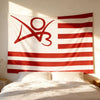 Une tapisserie en tissu blanc avec un drapeau rayé rouge et un logo rouge stylisé sur un mur clair.