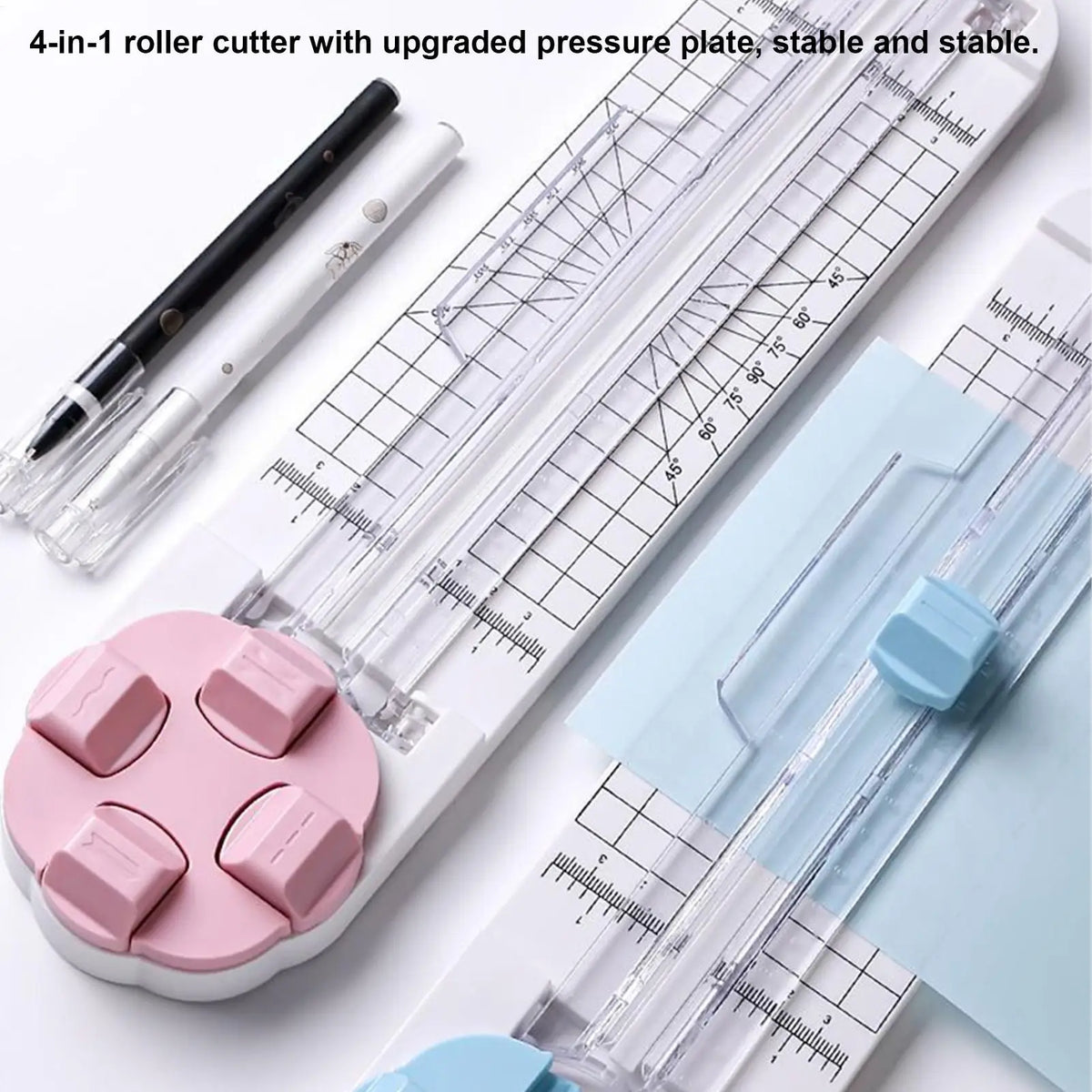 Râtelé plastique 4-en-1 avec plaque de pression et lames améliorées sur fond blanc.