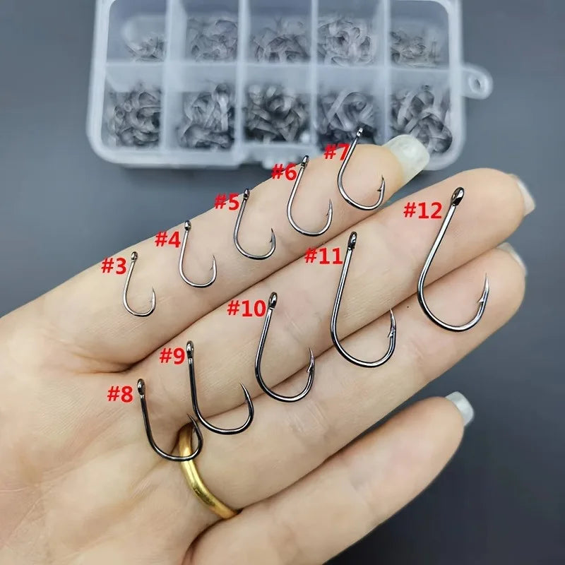 Une main présente une collection d'hameçons à pêche en acier au carbone de différentes tailles, numérotés de 3 à 12.