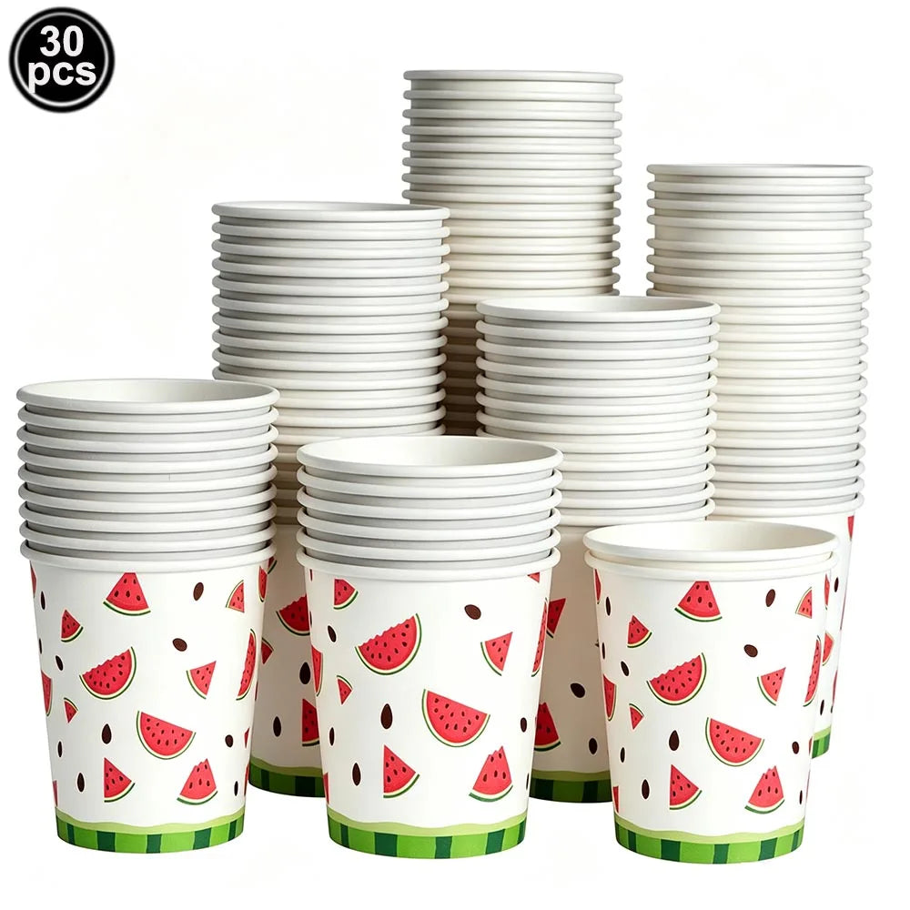 Une pile de 30 gobelets en papier blancs décorés de tranches de pastèque rouges et de bordures vertes.