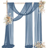 Tissu fluide bleu élégant drapé formant un fond avec des accents floraux
