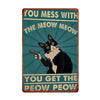 Póster vintage de un gato negro agresivo con el texto: 'You mess with the meow meow You get the peow peo'