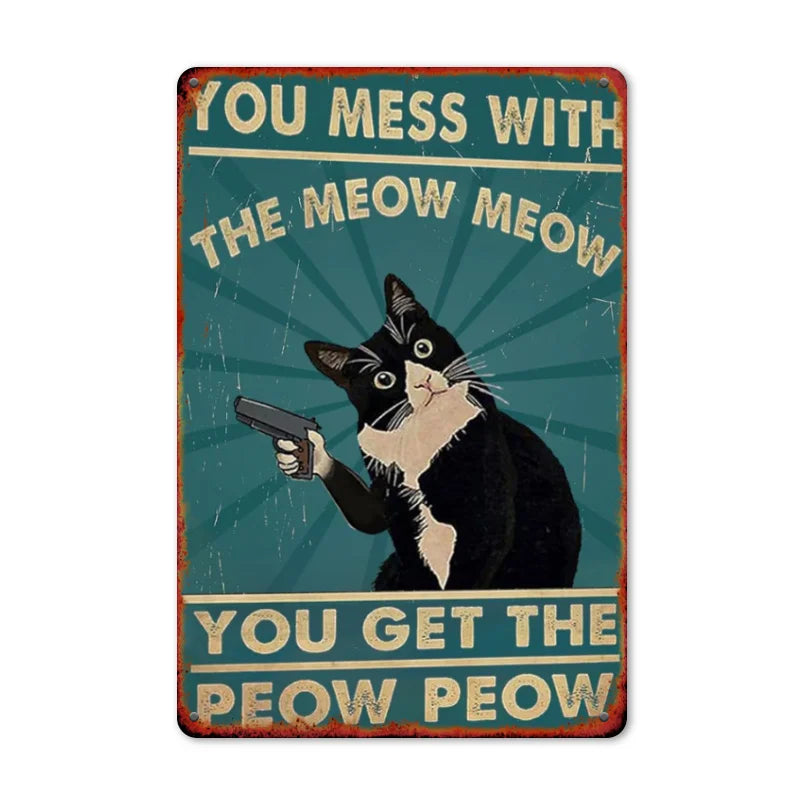 Póster vintage de un gato negro agresivo con el texto: 'You mess with the meow meow You get the peow peo'