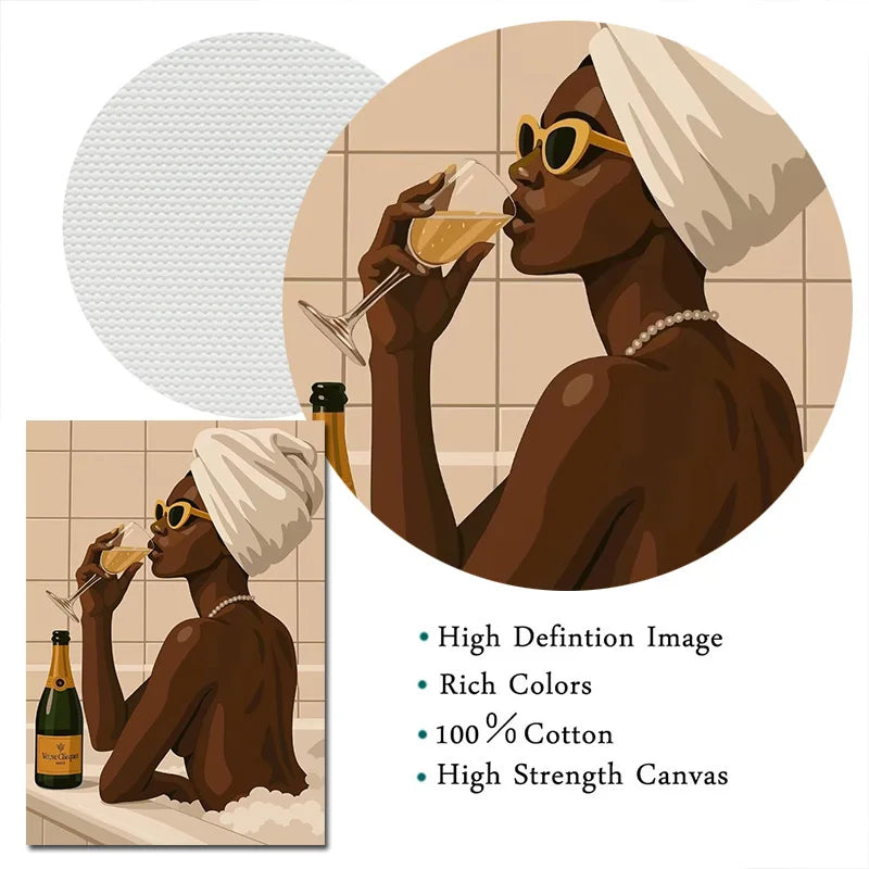 Eine dunkelhäutige Frau mit weißem Turban und Sonnenbrille hält ein Glas bernsteinfarbenes Getränk.