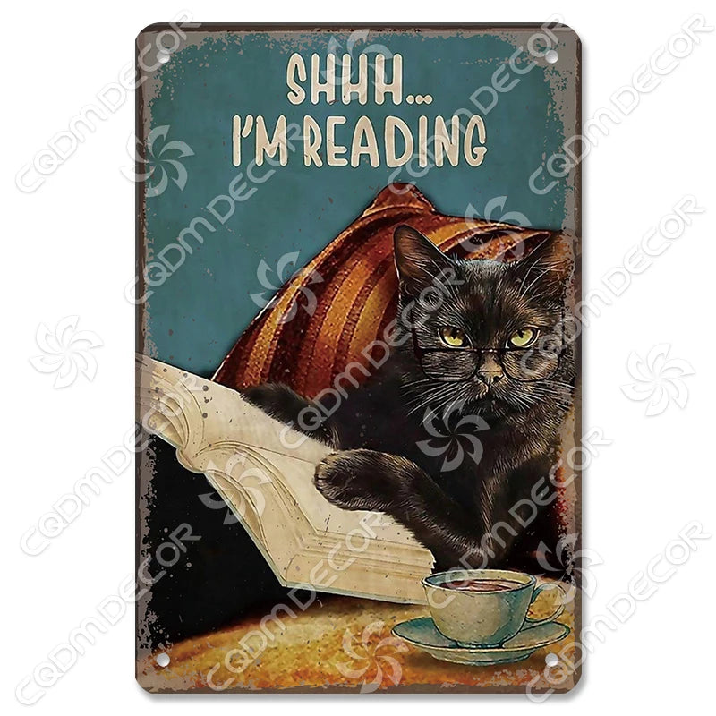 Décor mural vintage en métal représentant un chat noir lisant un livre avec le texte Shhh je lis