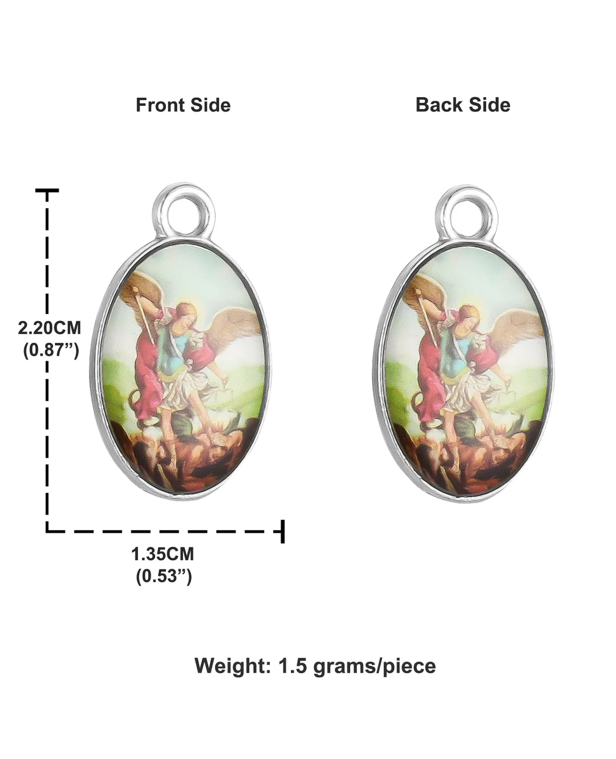Vue de devant et de dos d'un pendentif de Saint-Michel de la Miséricorde argenté avec des anges.