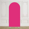 Arco de fondo elástico magenta sólido exhibido contra una pared tabicada blanca.