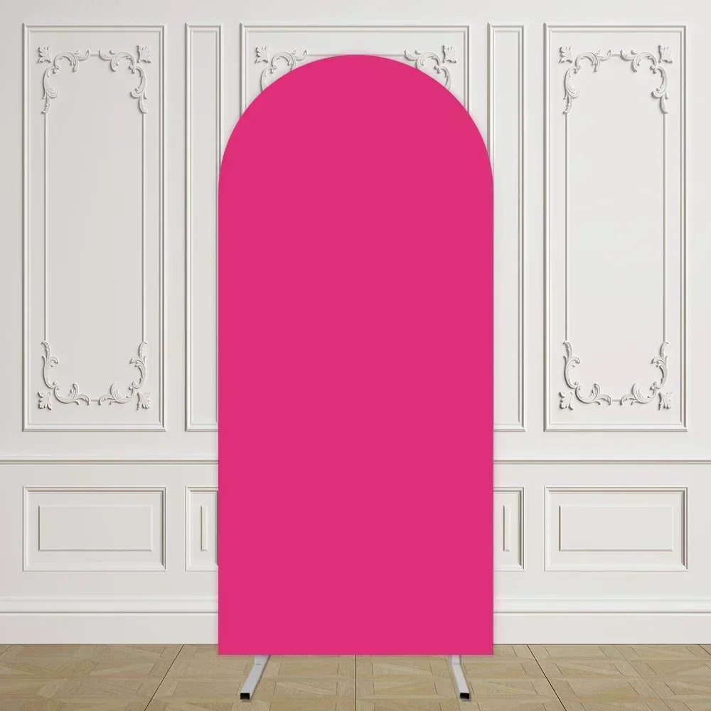Arco de fondo elástico magenta sólido exhibido contra una pared tabicada blanca.