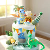 Un pastel decorado con figuras de dinosaurios, incluyendo uno azul, uno amarillo y uno verde.
