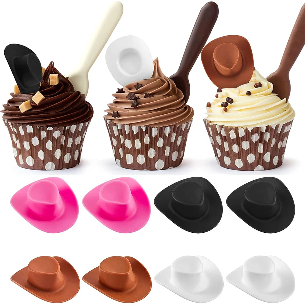 Un set de petits cadeaux pour une fête western cowgirl comprenant des toppers à cupcakes, des cuillères et divers emporte-mur