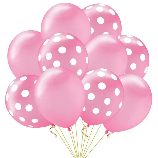 Un grupo de globos de látex rosa con lunares atados para decoración de fiesta.
