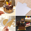Un ensemble de plateaux à gâteaux triangulaires réutilisables or et blanc pour gâteaux et pâtisseries.