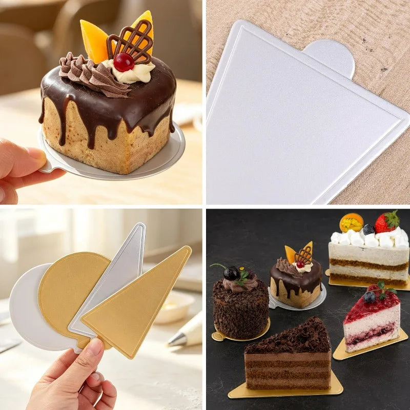Un ensemble de plateaux à gâteaux triangulaires réutilisables or et blanc pour gâteaux et pâtisseries.
