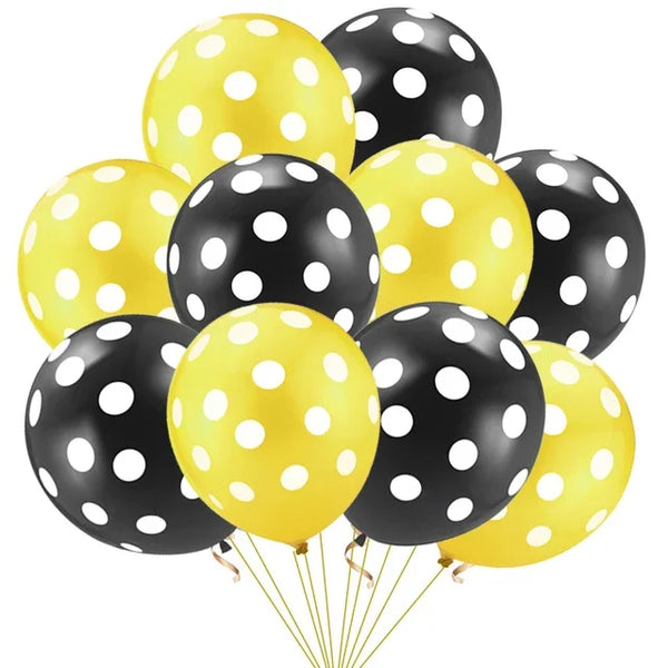 Un ramo de globos de látex a rayas amarillas y negras contra un fondo blanco.