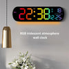 Reloj de pared digital iridiscente RGB mostrando la hora 22:38 y la temperatura de 18°C.