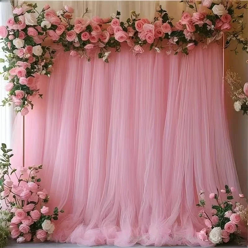 Tela transparente rosa con guirnaldas florales como fondo para un evento.