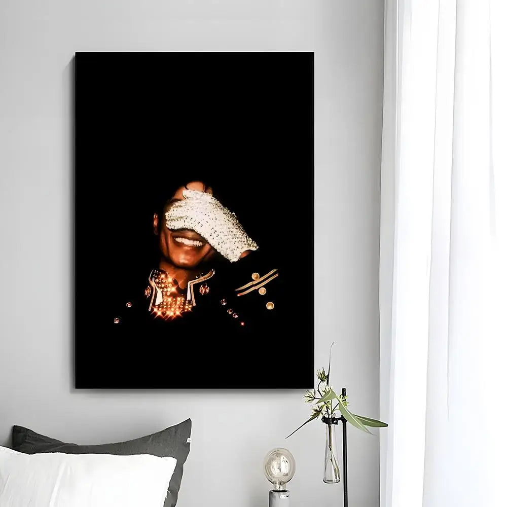 Poster mit schwarzem Rahmen, Nahaufnahme des Gesichts von Michael Jackson mit einer weißen, strukturierten Maske.