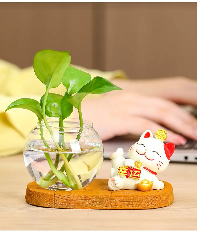 Mini resin desk ornament featuring a glass vase with green ivy and a small white lucky cat figurine