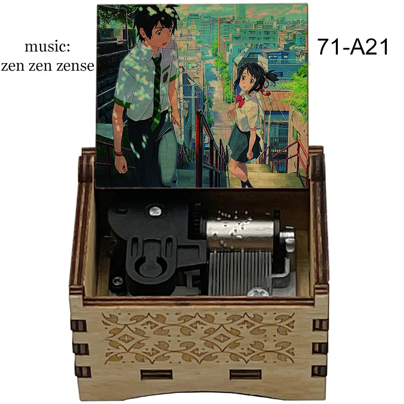 Adorno de caja de música de madera con ilustración de dos personajes estilo anime contra un paisaje urbano.