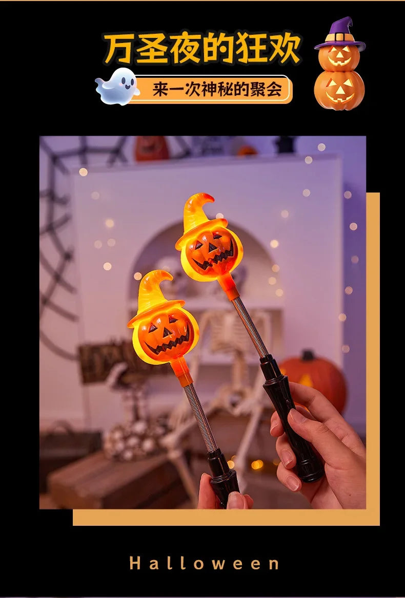 Une main tient une lanterne de citrouille orange sculptée et lumineuse contre un arrière-plan flou.