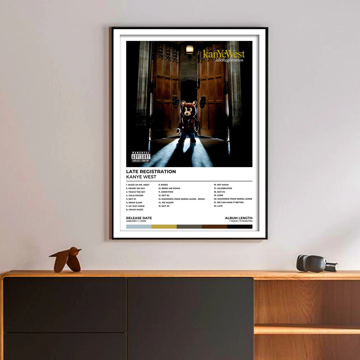 Impresión enmarcada de arte de álbum de Kanye West con una figura en un entorno oscuro y el texto Late Registration.