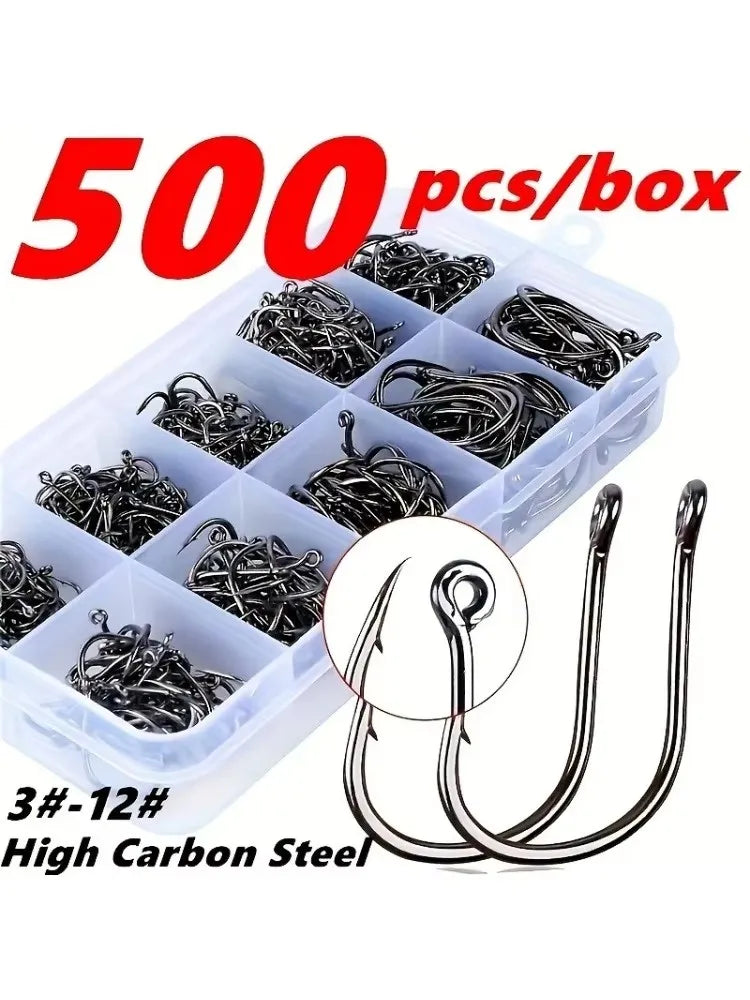 Une boîte de 500 hameçons à pêche en acier au carbone, de calibre 3# à 12#, dans un conteneur en plastique ouvert.