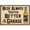 Vintage-Metallschild mit der Aufschrift „Beer Always Tastes Better in the Garage“ und einer Bierflaschenillustration