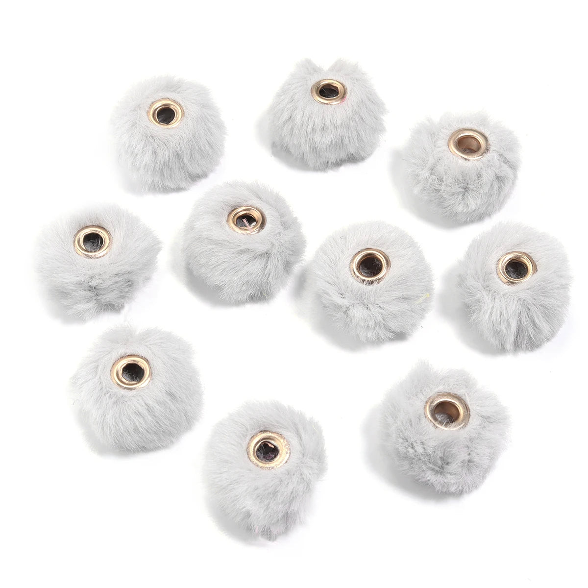 Collection de perles en boule de fourrure grise pour la fabrication de bijoux DIY.