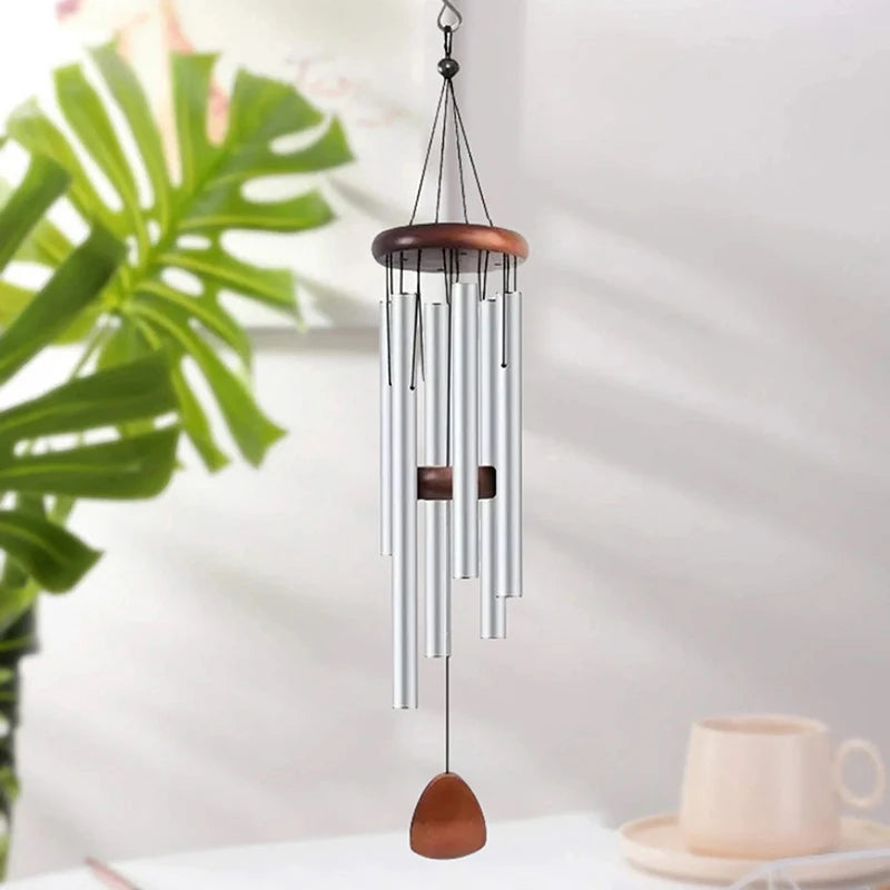 Carillon suspendu en tubes d'aluminium argenté et accents en bois sur fond blanc.