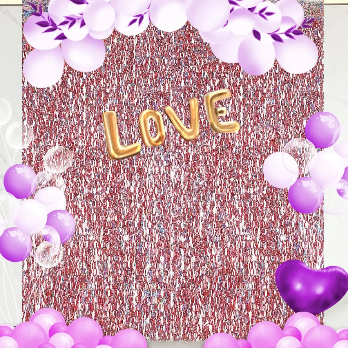 Festlicher Hintergrund mit rosa Tinselvorhängen und lila Ballons mit dem Wort LIEBE