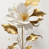Arreglo floral dorado y blanco con grandes pétalos y hojas en un tallo esbelto